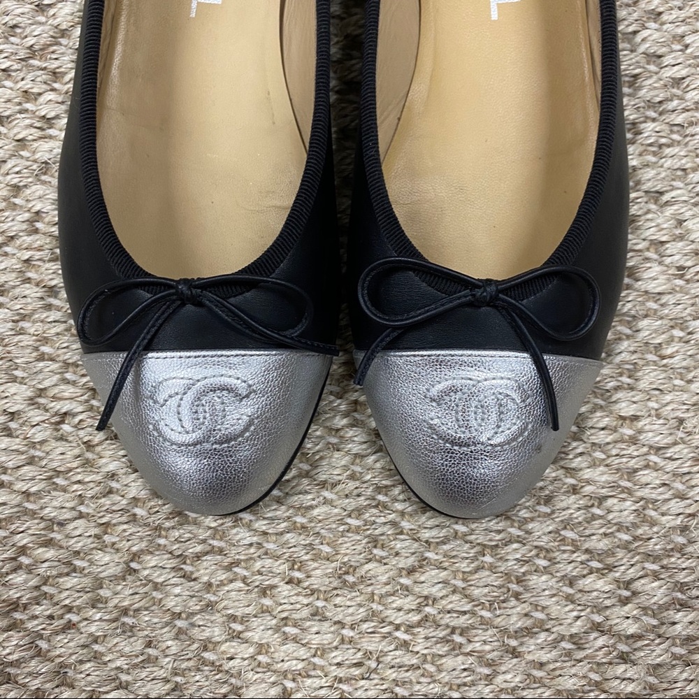 SOLD Authentic Chanel black and silver ballet flats - Picture 2 of 12